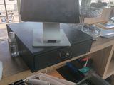 un ordinateur portable posé sur une imprimante, sur un bureau