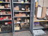de nombreux cartons et boîtes sur les étagères du garage