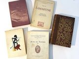 plusieurs vieux livres posés les uns à côté des autres sur une table blanche