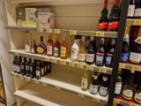 de nombreuses bouteilles d'alcool sur les étagères du magasin