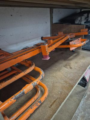une étagère sur laquelle sont disposées plusieurs barres métalliques orange