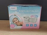 Le kit de moulage pour bébé se trouve dans la boîte posée sur la table