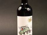 une bouteille de vin rouge sur laquelle figure l'image d'une voiture