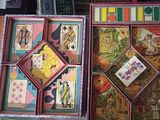 une boîte de cartes à jouer posée sur une table à côté d'une autre boîte de cartes à jouer