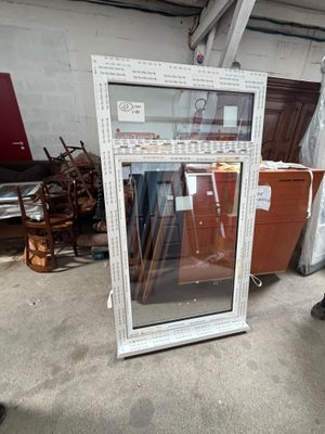 une photo d'une photo d'une fenêtre dans une pièce