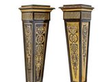 paire de vases noirs et dorés ornés de motifs élaborés sur les côtés