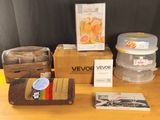 de nombreux objets posés sur une table en bois