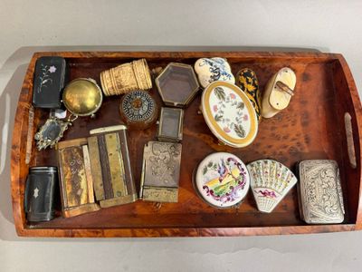 un plateau en bois sur lequel sont disposés de nombreux objets divers