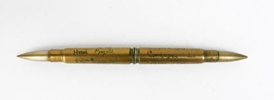 un gros plan d'un stylo sur une surface blanche avec un fond blanc
