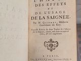 un vieux livre ouvert sur une table