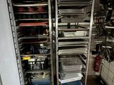 plusieurs plateaux de nourriture sur un support métallique dans la cuisine