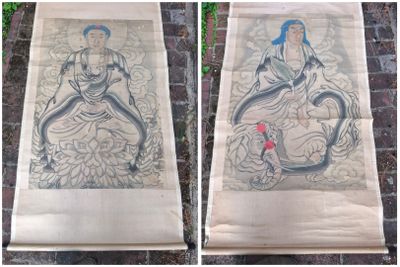 deux photos d'un tableau représentant un homme et une femme assis sur un banc