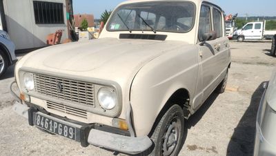 un camion blanc garé dans un parking