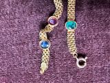 bracelet à chaîne en or orné de pierres multicolores et de breloques