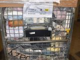 un chariot métallique contenant de nombreux objets dans un entrepôt