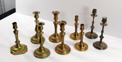 un grand nombre de bougies posées sur une table