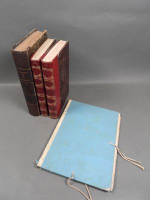 Deux livres sont posés l'un à côté de l'autre sur une surface grise
