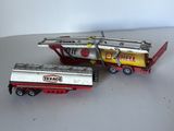 deux camions miniatures posés l'un à côté de l'autre sur une table