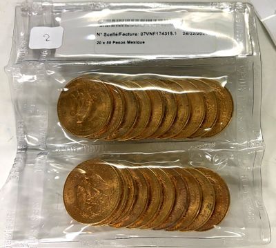 Deux sacs de pièces d'or sont posés sur une table