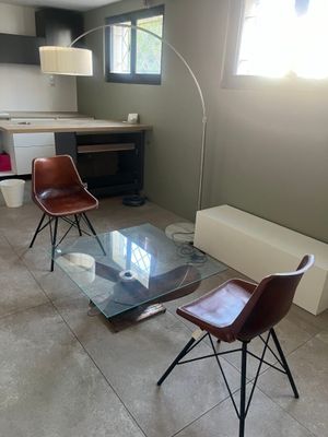 deux chaises et une table dans le salon