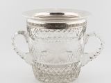 un verre avec un couvercle en argent sur fond blanc