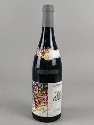 une bouteille de vin décorée de paillettes