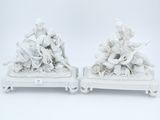 paire de figurines en porcelaine blanche représentant un homme et une femme, posées sur un socle