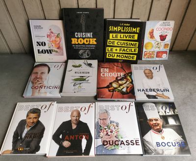 Plusieurs livres de cuisine sont empilés les uns sur les autres sur une table