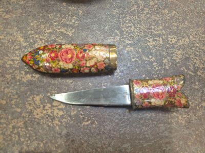 Couteau en bois en forme de poisson à décor peint de fleurs. - Photo 1