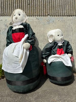 Ensemble de deux grandes poupées Bécassine basculantes