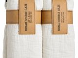 une paire de serviettes blanches sur un cintre noir