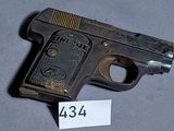 un petit pistolet posé sur une table, avec une étiquette indiquant son prix