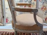 a chair that is sitting on a rug in a room