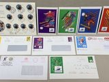 tout un tas de timbres et de cartes postales sur la table