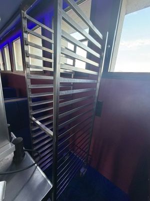 une vue de l'intérieur d'un bus équipé d'un lavabo et d'un miroir