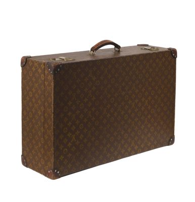 une image représentant une valise marron sur fond blanc