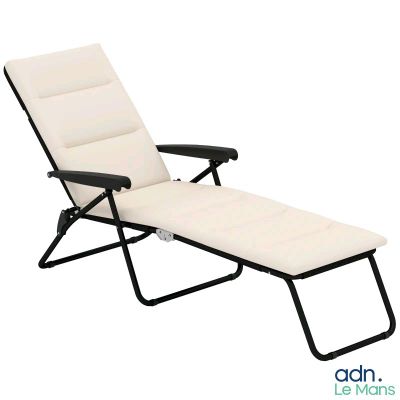 La chaise longue est blanche et possède une structure noire