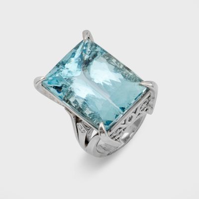 Gros plan sur une bague contenant une pierre bleue
