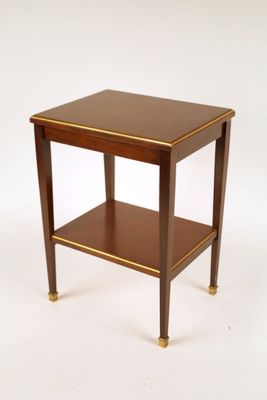 une photo d'une table d'appoint sur laquelle se trouve une étagère