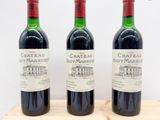 trois bouteilles de vin posées sur une table en bois