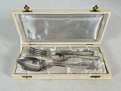 un service d'argenterie dans un coffret, comprenant une cuillère et une fourchette
