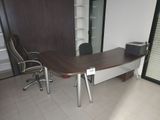 un bureau et une chaise dans une pièce dotée d'une porte coulissante en verre