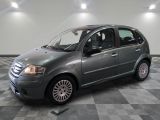 la photo d'une petite voiture garée dans un garage