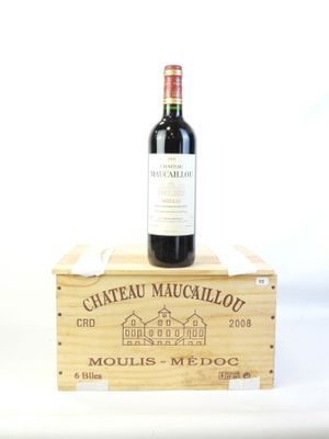 une bouteille de vin posée sur une caisse en bois