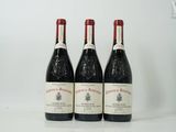 trois bouteilles de vin rouge sont posées sur une surface blanche