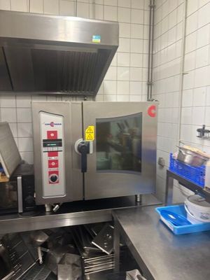une cuisine équipée d'une cuisinière, d'un four et d'un évier