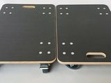 deux skateboards, l'un noir et l'autre blanc, posés l'un sur l'autre