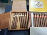 Deux boîtes de cigares sont posées sur une table, à côté d'une boîte de cigares.