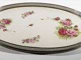 un plateau avec des fleurs posé sur une table