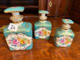 trois flacons de parfum posés sur une table, avec une étiquette de prix